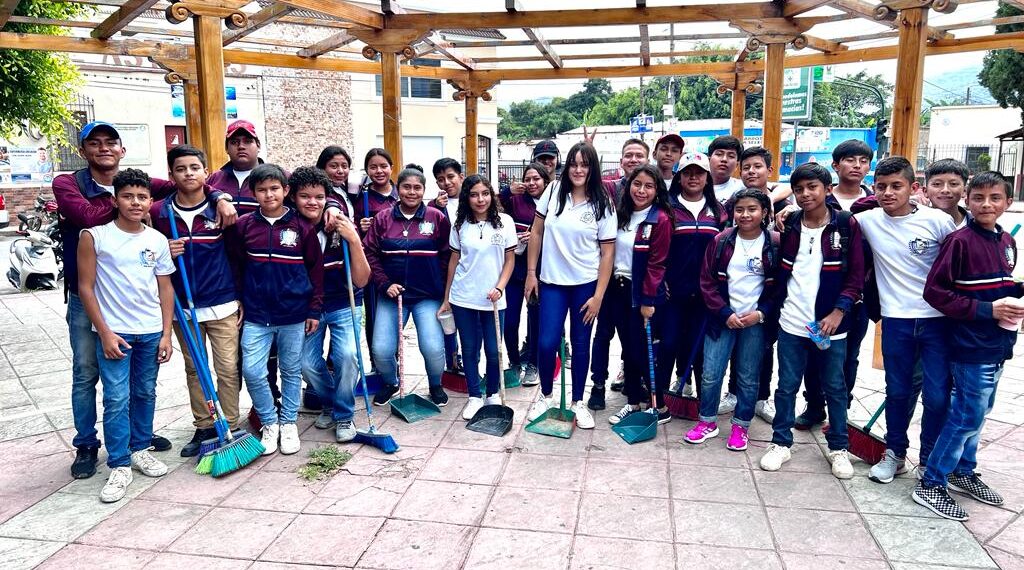 Estudiantes jalapanecos lideran exitosa campaña «Limpiemos Nuestra Guatemala» en un esfuerzo por preservar el medio ambiente